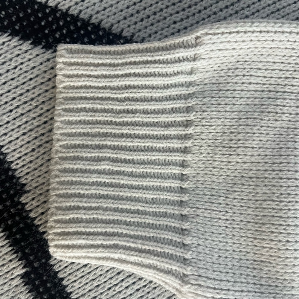 Chic 90s Monochrome Geometric Knit Sweater - Picture 7 of 9